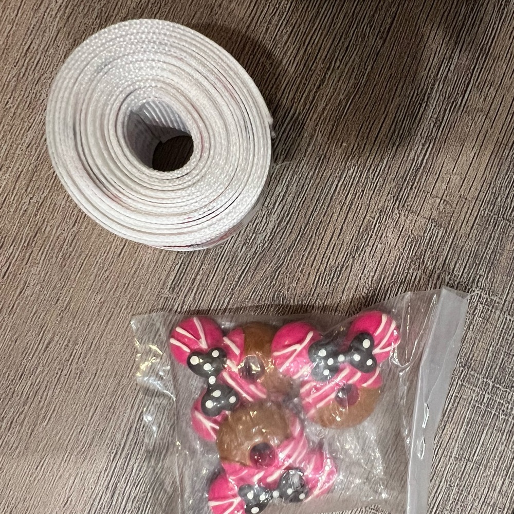 New Minnie Mouse Ribbon and Button Set - Picture 3 of 5